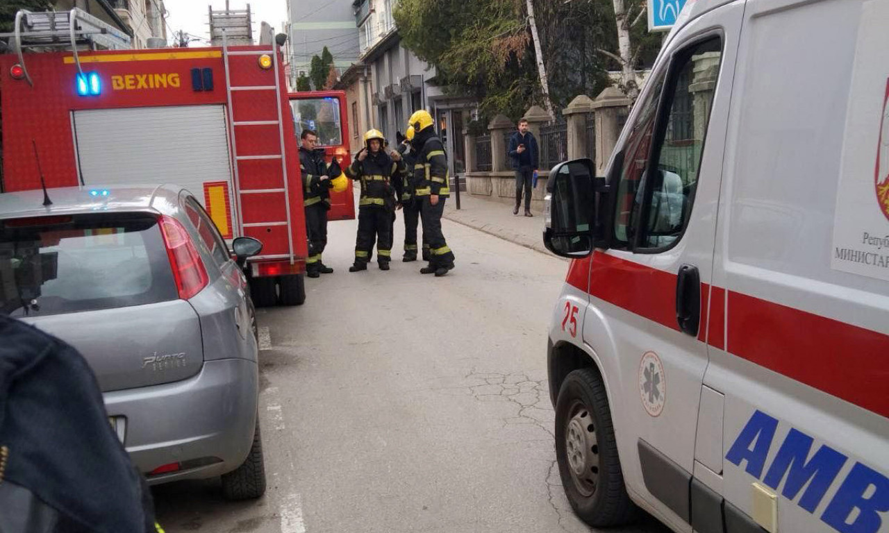 BRZOM REAKCIJOM VATROGASACA SPASENO PET OSOBA, MEĐU NJIMA TRUDNICA I DETE! Detalji požara u Kragujevcu (FOTO)