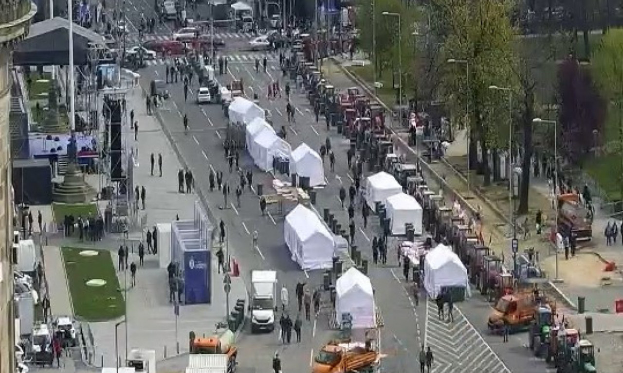 ŠTA SE SADA DEŠAVA NA ULICAMA BEOGRADA Građani se okupljaju, zastave se vijore pred Skupštinom, pevaju se pesme! (FOTO)