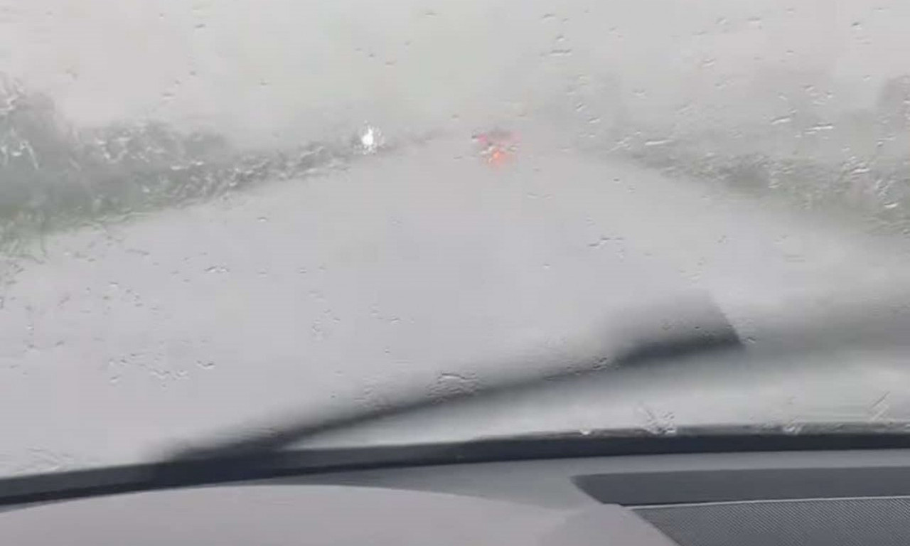 VODA JE SVUDA PO PUTU, NE VIDI SE PRST PRED OKOM! Prvi na udaru stravične oluje ovaj grad - kolaps na auto-putu (VIDEO)