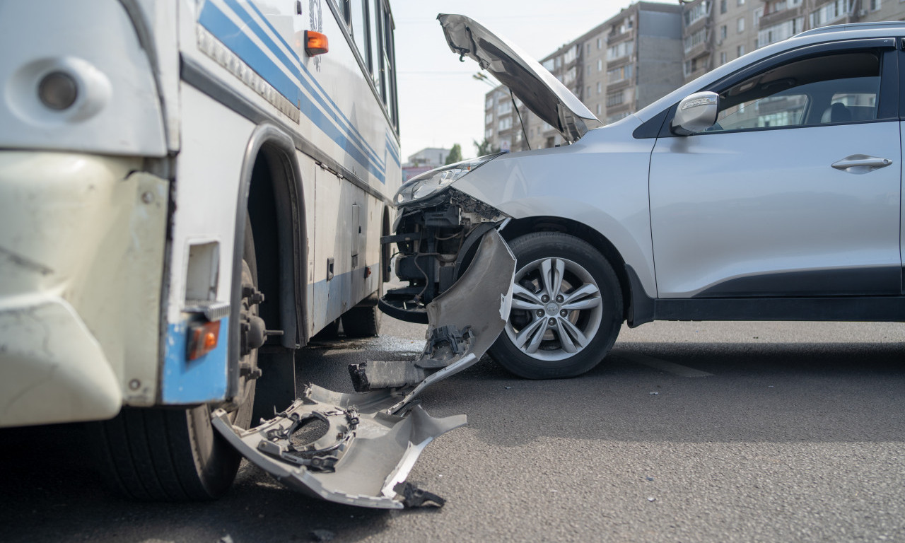 DETALJI SAOBRAĆAJNE NEZGODE KOD OBRENOVCA Vozač autobusa i tri putnika iz automobila prevezeni u bolnicu (FOTO)