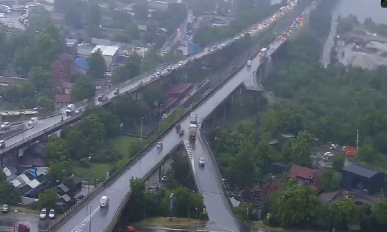 GRMLJAVINA NADOMAK MOSTOVA I POTOP U PRESTONICI: Vozila jedva da se kreću, ključne saobraćajnice zakrčene (FOTO)